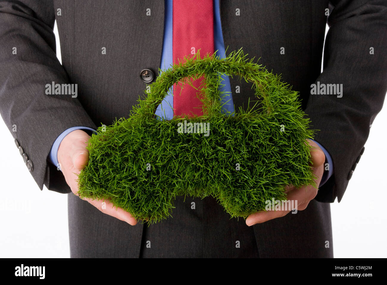 Person, die Auto-Symbol gemacht von Grass, Nahaufnahme Stockfoto