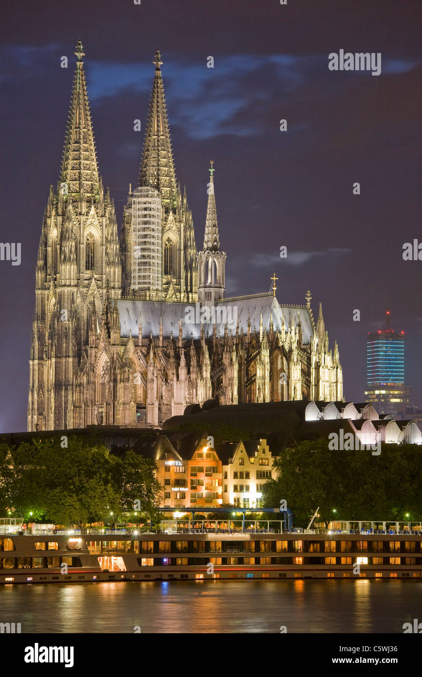 Deutschland, Köln, Dom nachts beleuchtet Stockfoto