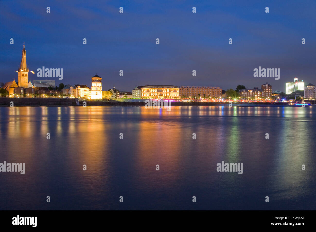 Deutschland, Nordrhein-Westfalen, Düsseldorf, Skyline bei Nacht Stockfoto