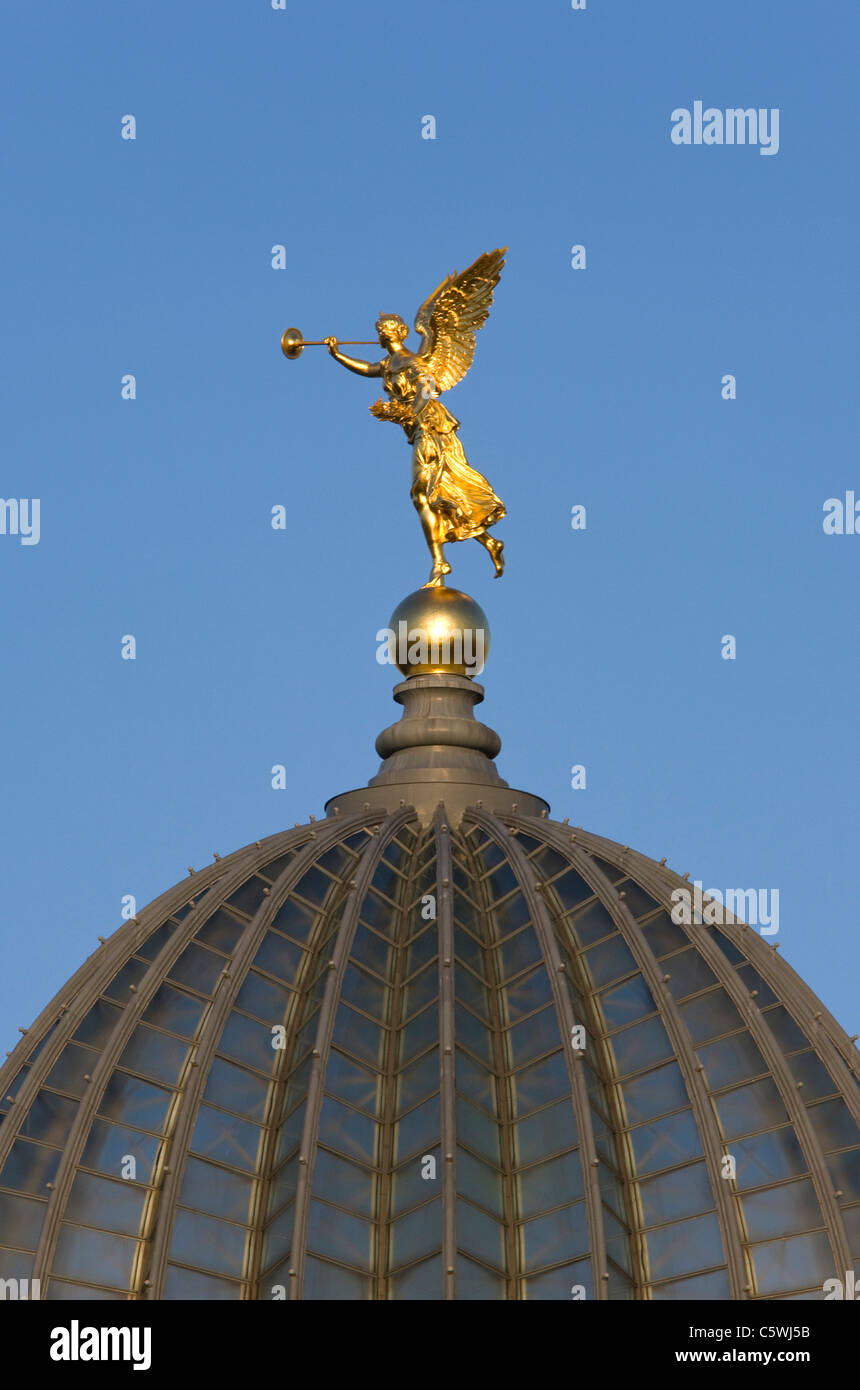 Deutschland, Dresden, goldene Winkel auf der Kuppel der Hochschule für bildende Künste Stockfoto