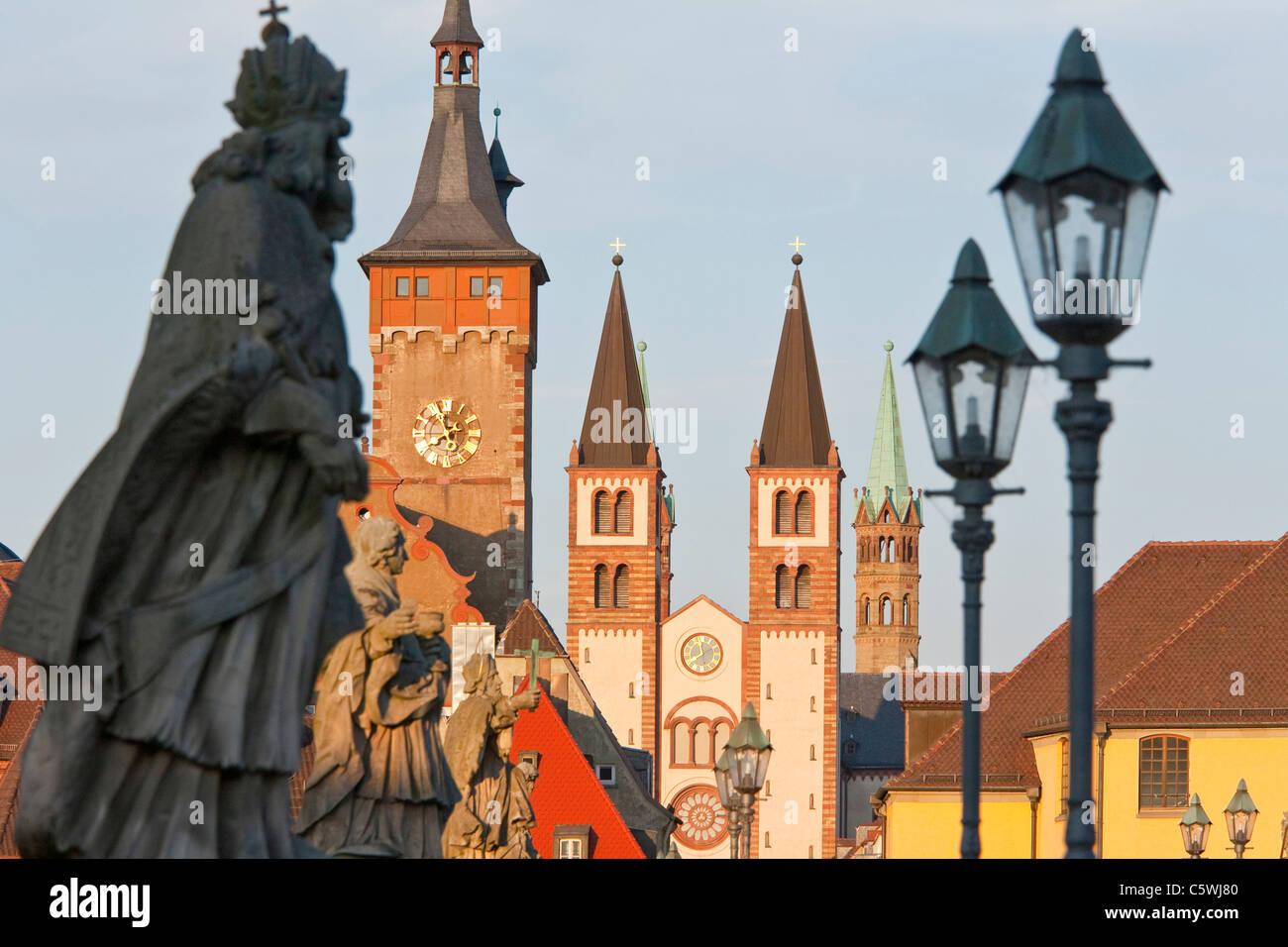 Deutschland, Bayern, Franken, Würzburg, alte Hauptbrücke mit Dom und Rathaus im Hintergrund Stockfoto