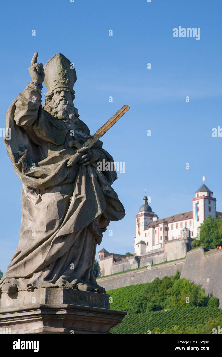 Deutschland, Bayern, Franken, Stein gemeißelten Statue des Heiligen und der Festung Marienberg Stockfoto