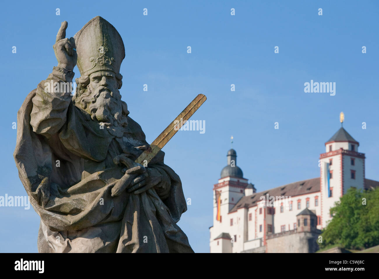 Deutschland, Bayern, Franken, Stein gemeißelten Statue des Heiligen und der Festung Marienberg Stockfoto