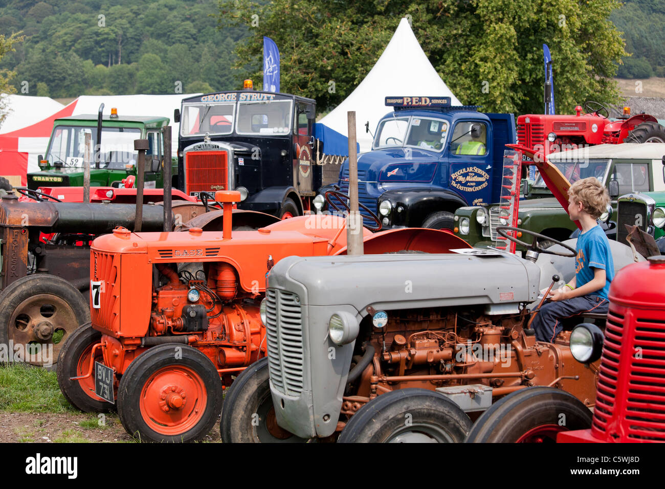 Oldtimer Traktoren und Landmaschinen bei Bakewell Show, Bakewell, Derbyshire, England, UK Stockfoto