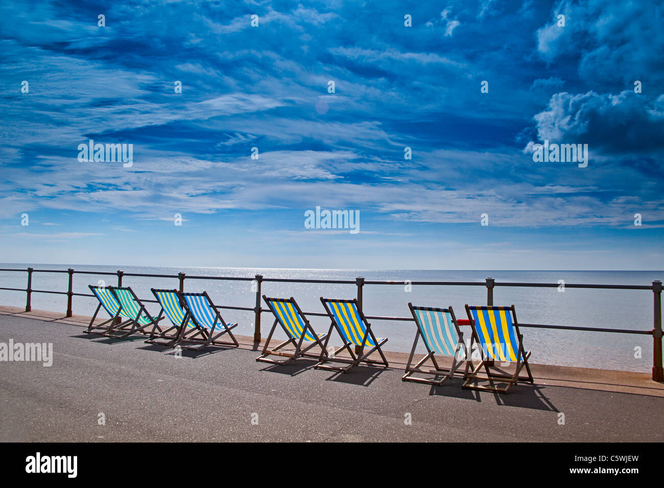 Eine Reihe von unbesetzten leere Liegestühle auf der Promenade in Sidmouth, Devon, England, UK Stockfoto
