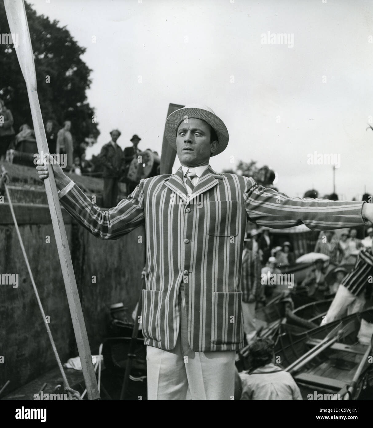 LAURENCE HARVEY ((1928-1973) bei Bray Lock, Maidenhead, in 1956 während der Dreharbeiten zu Three Men in A Boat Stockfoto