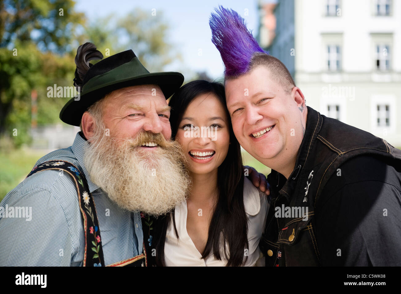 Deutschland, Bayern, Oberbayern, drei Menschen, die Spaß, Lächeln, Porträt Stockfoto