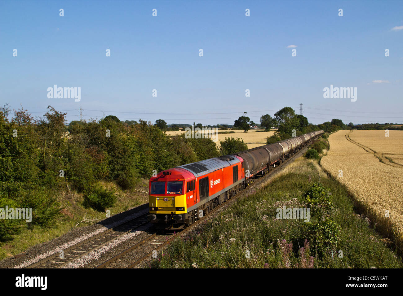 DB Schenker livrierter Klasse 60 60011 übergibt Elford mit Zug 6E59 15.37 Kingsbury Öl terminal an Lindsey Raffinerie Öltanker Stockfoto