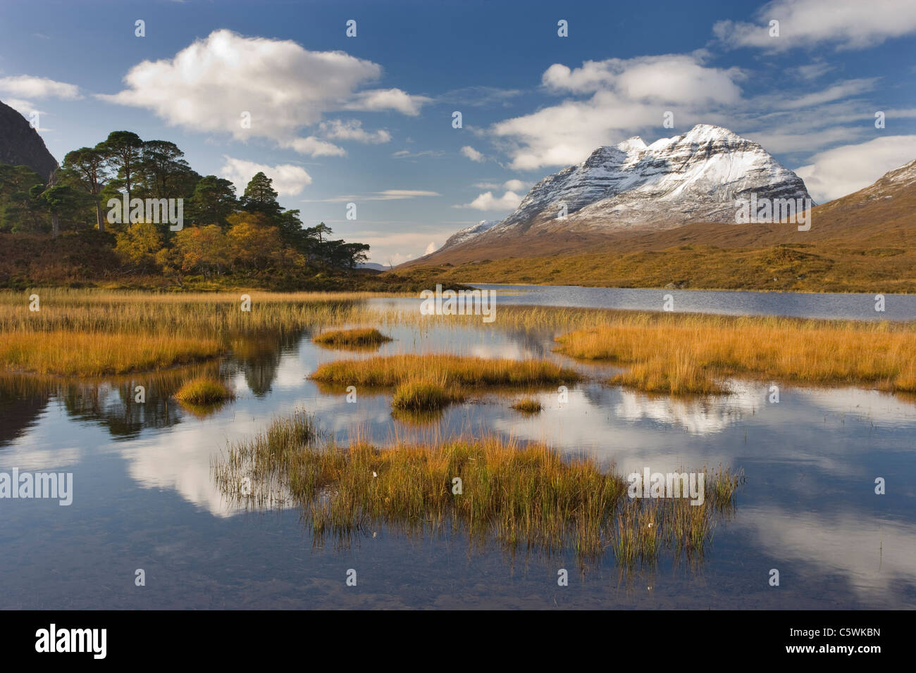 Loch Clair und Gipfelns im Herbst, Torridon, Nordwest-Schottland, Großbritannien. Stockfoto