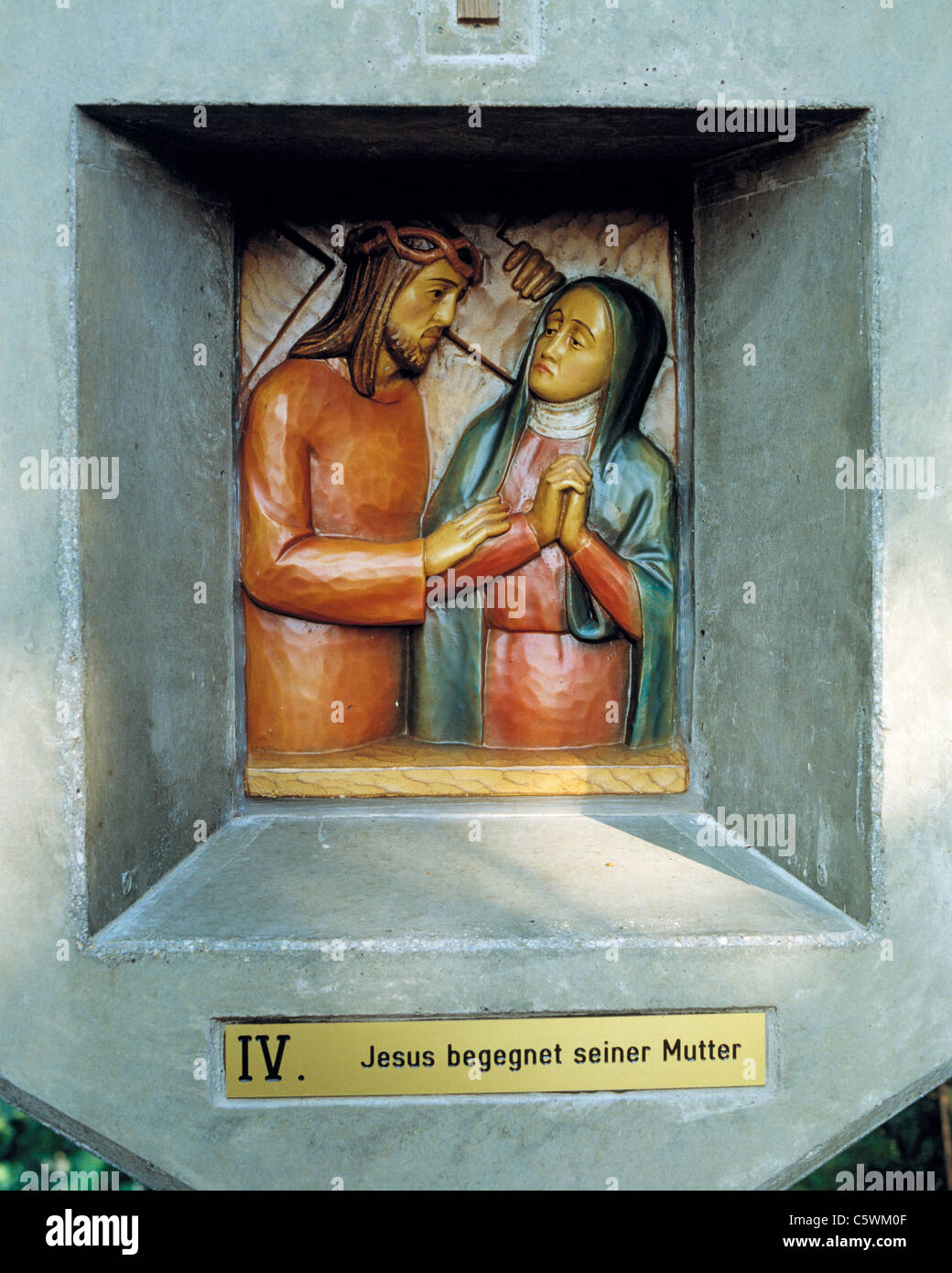 Der Kreuzweg in der Friedenskapelle der Heiligen onction, 4. Station, Jesus begegnet seiner Mutter, D-Essen, Ruhrgebiet, Rheinland, Nordrhein Westfalen, NRW, Kulturhauptstadt 2010, D-Essen-Ueberruhr, D-Essen-Ueberruhr-Hinsel, Ruhrhalbinsel Stockfoto