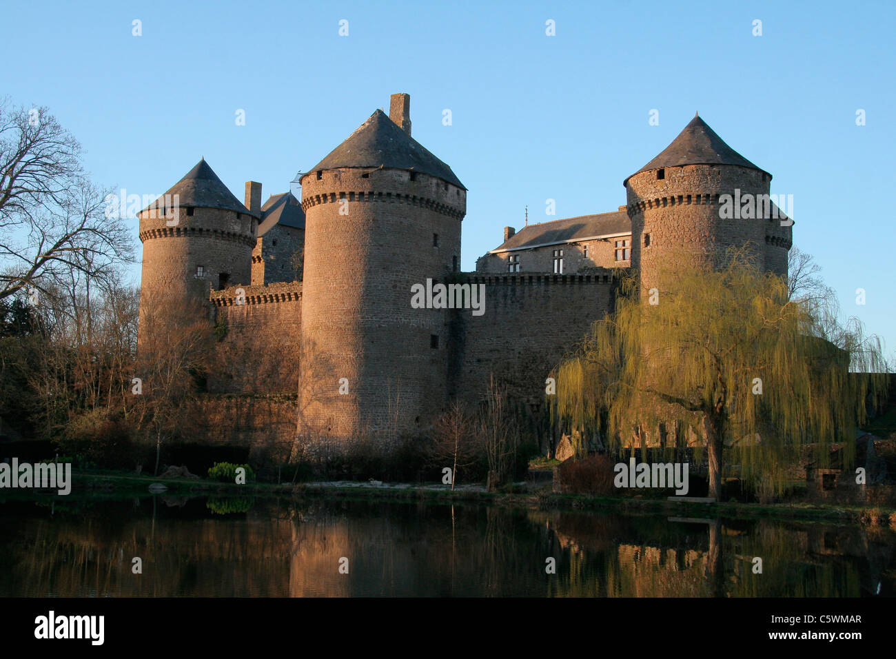 Das Schloss von Lassay (15. Jahrhundert), im Herzen der Stadt von Lassay-les-Châteaux (Departement Mayenne (Frankreich). Stockfoto