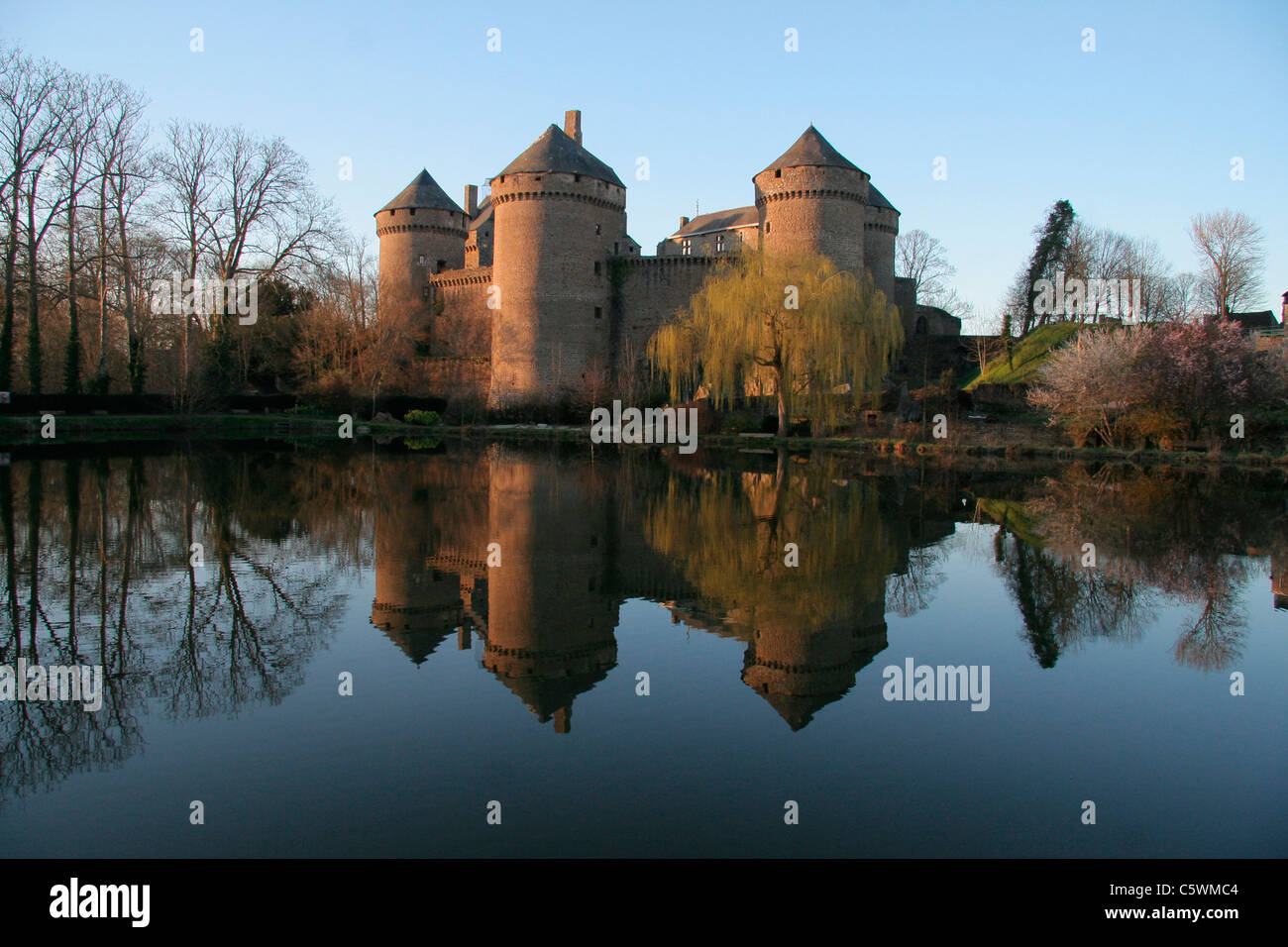Die Burg von Lassay (15. Jahrhundert) befindet sich im Herzen der Stadt von Lassay-Les-Chateaux in Mayenne (Frankreich). Stockfoto