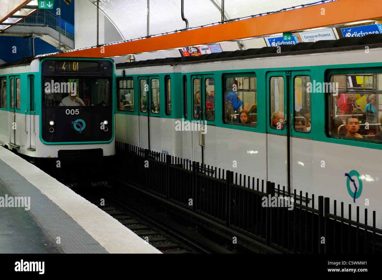 Zwei Paris Metro-Züge vorbei in einer station Stockfoto