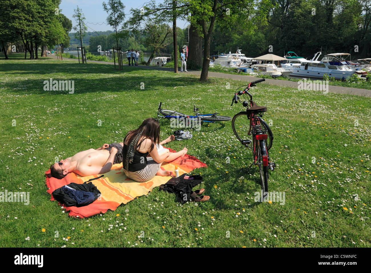 Junges Paar Beim Sonnenbaden Auf Einer Liegewiese in Den Kaiserin-Augusta-Anlagen von Koblenz, Rhein, Mosel, Rheinland-Pfalz Stockfoto