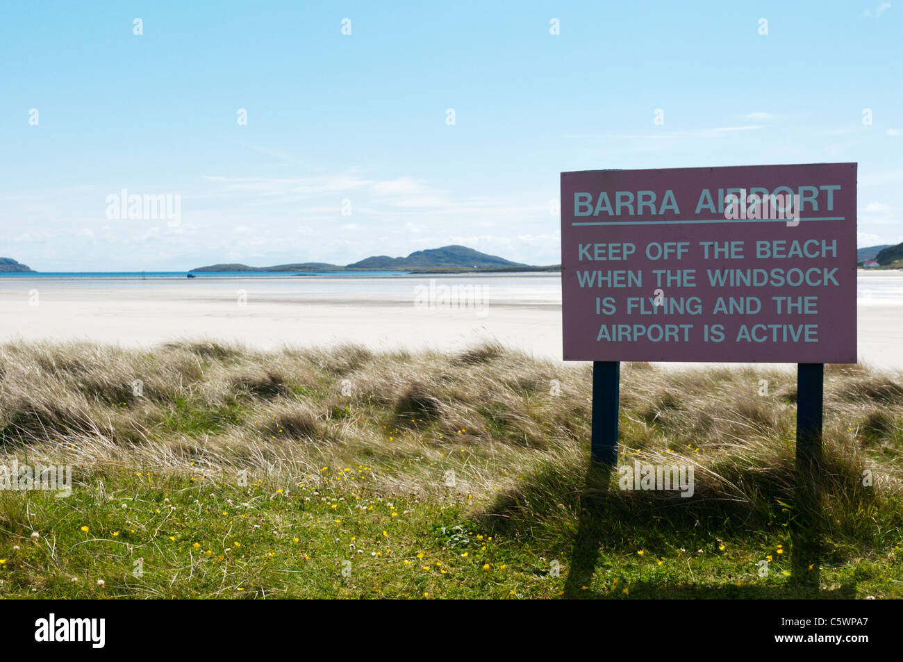 Ein Schild warnt die Menschen um den Strand von Traigh Mhor in den äußeren Hebriden fernzuhalten, wenn Barra Airport in Betrieb ist Stockfoto