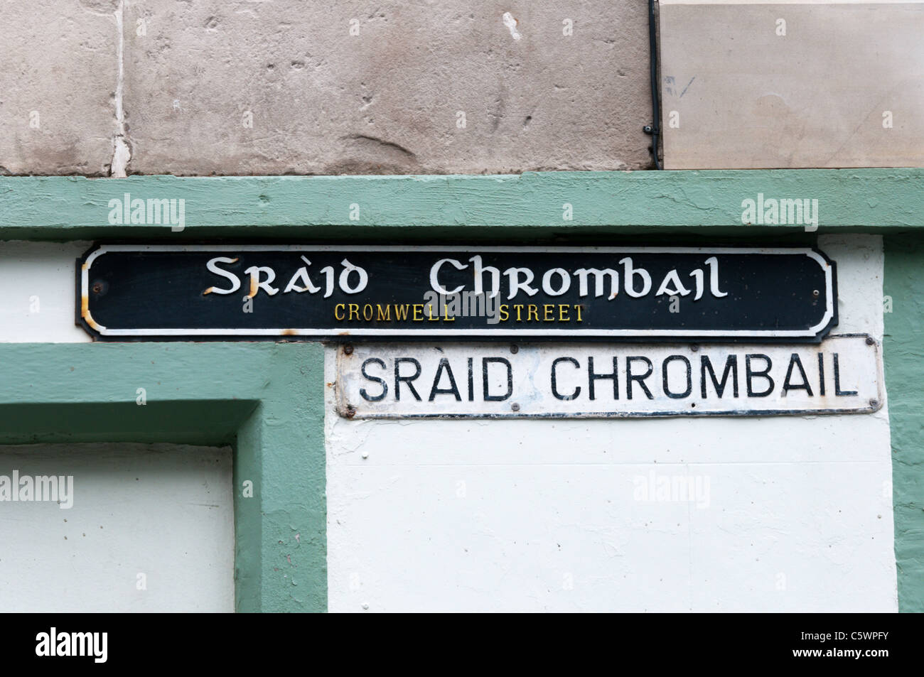 Gälisch und Englisch Straßennamen Schilder in Stornoway, äußeren Hebriden Stockfoto