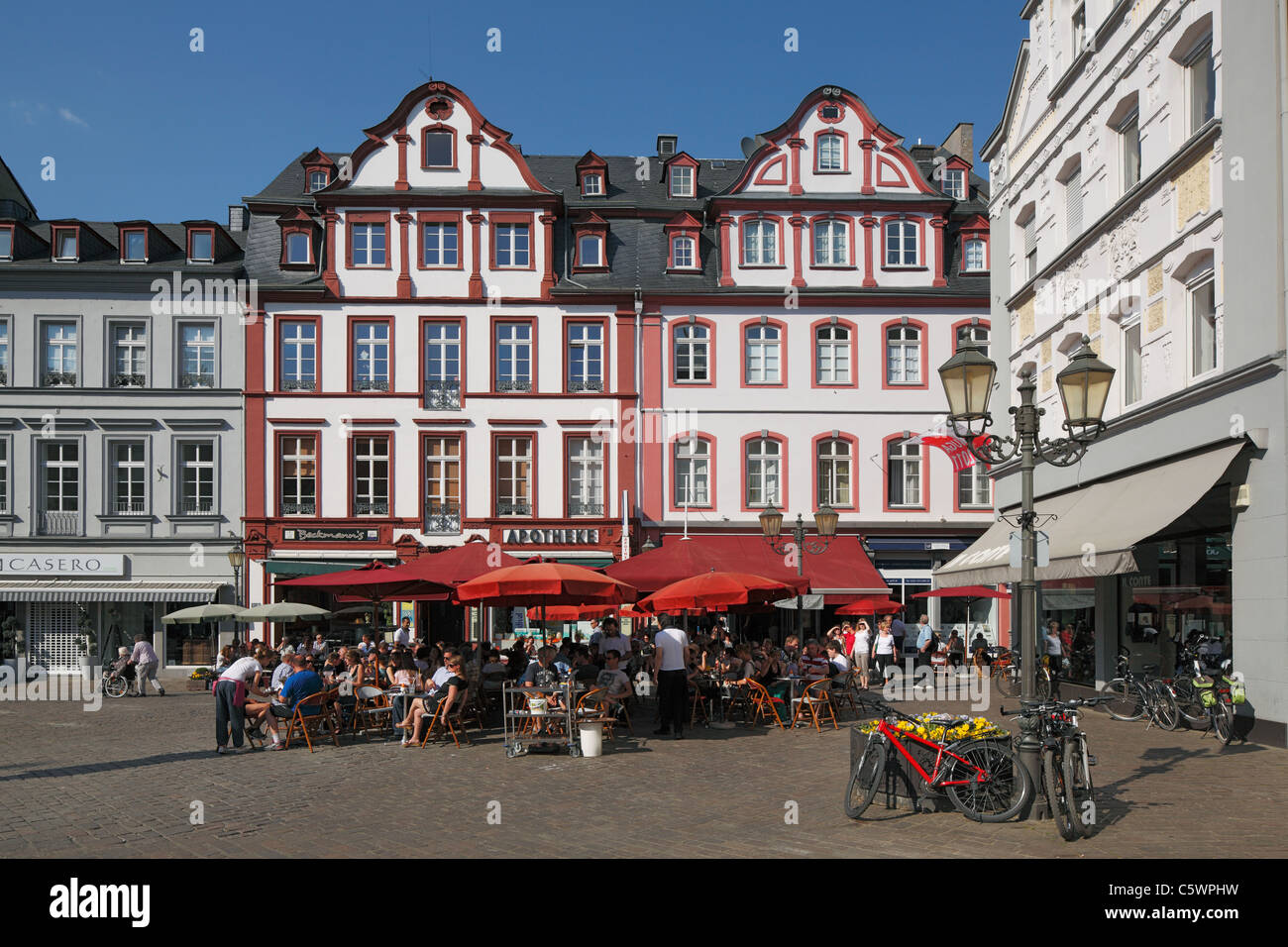 Jesuitenplatz in der Altstadt von Koblenz, Rheinland-Pfalz, Menschen einer in Einem Strassencafe Stockfoto