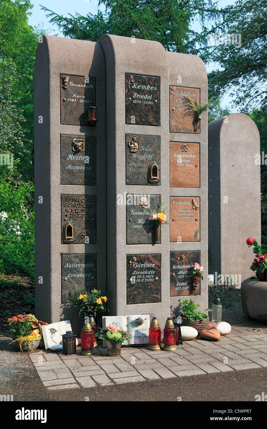 Urnengraeber in Form von Grabstelen Auf Dem Nordfriedhof in Oberhausen-Sterkrade, Ruhrgebiet, Nordrhein-Westfalen Stockfoto