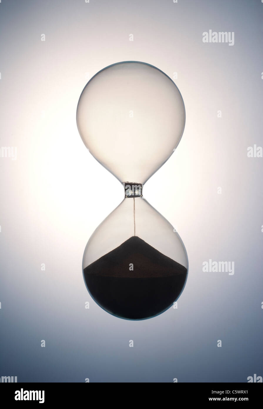 Sanduhr läuft die Zeit und sand Stockfoto