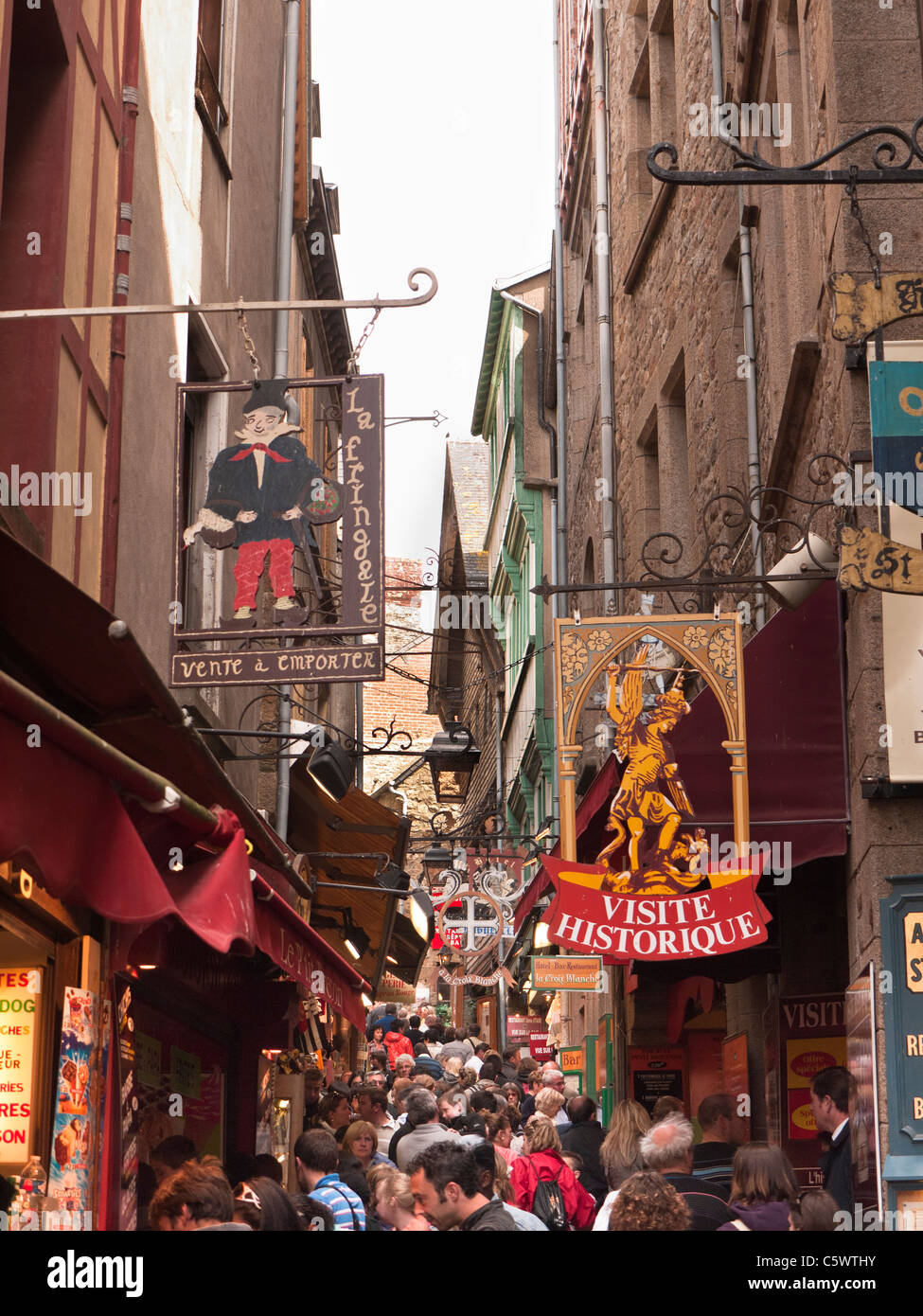 Überfüllte Straße in Le Mont-St-Michel Normandie Frankreich Stockfoto