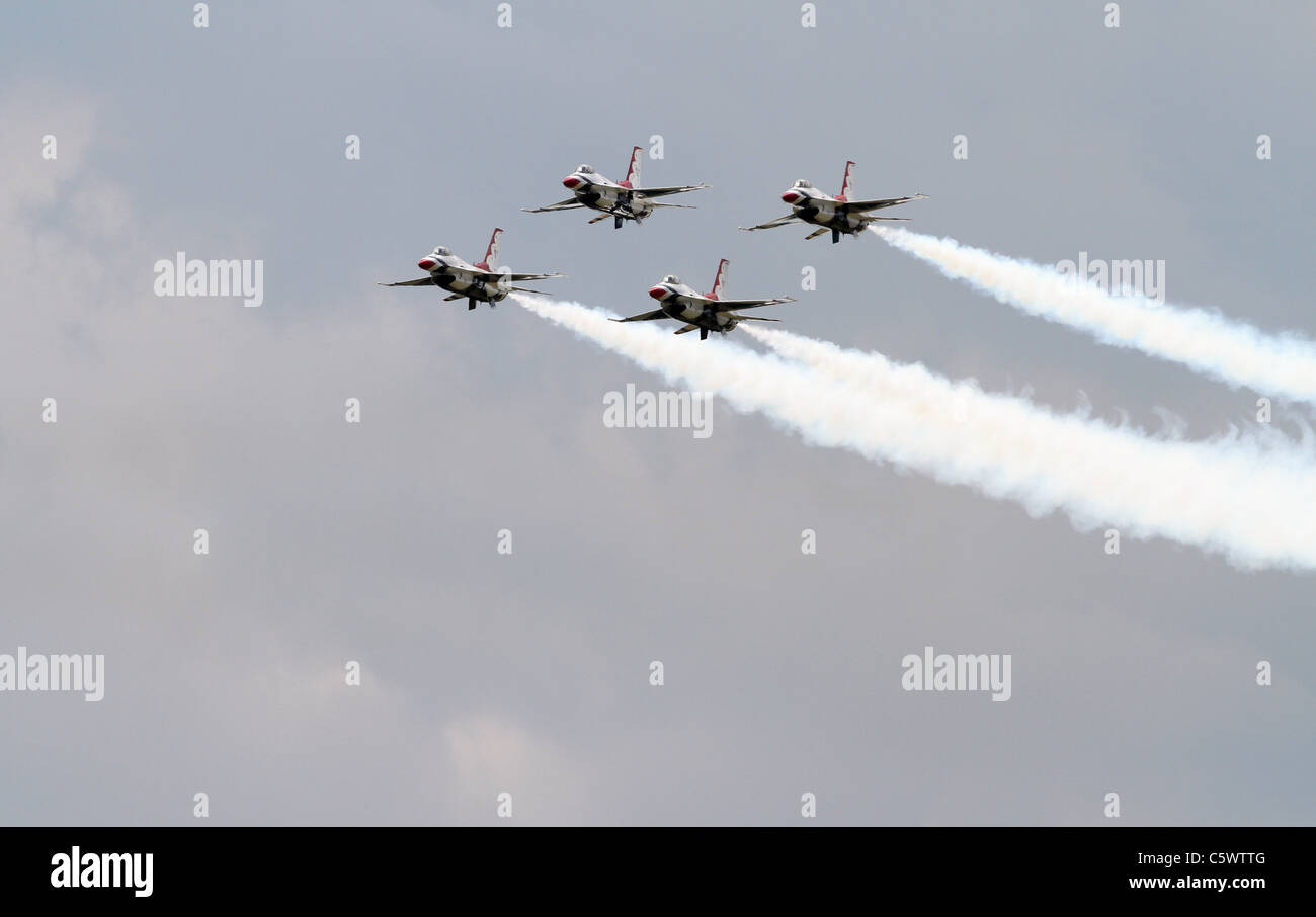 4 F - 16C-Kampfjets, die US AIR FORCE THUNDERBIRDS anzeigen TEAM 2. Juli 2011 Stockfoto