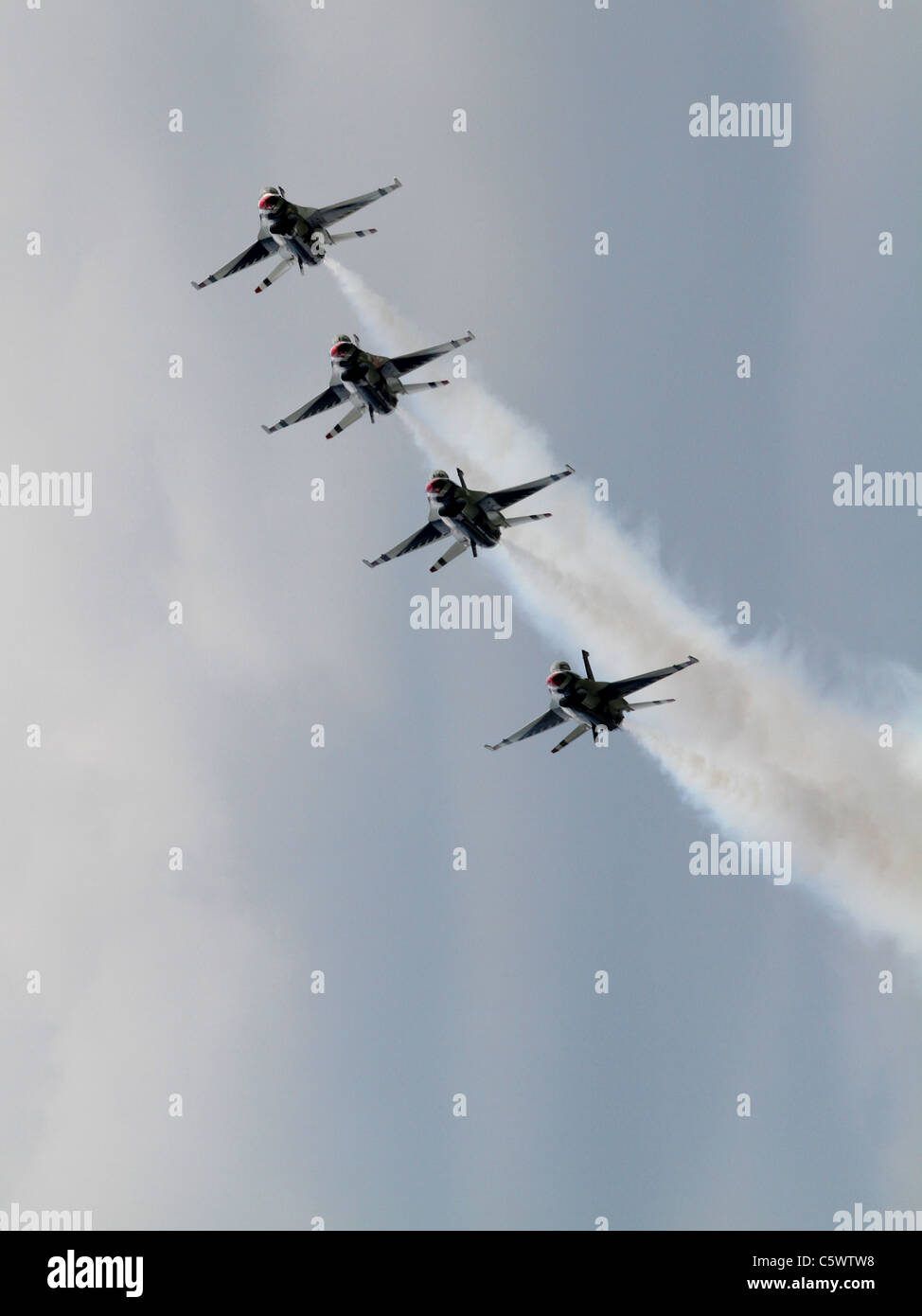 4 F - 16C-Kampfjets, die US AIR FORCE THUNDERBIRDS anzeigen TEAM 2. Juli 2011 Stockfoto