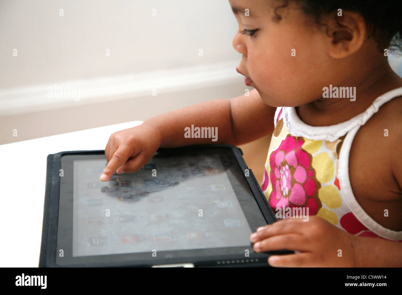 Kleinkind Mädchen spielt mit ipad Stockfoto Kleinkind Mädchen spielt mit ipad Stockfoto
