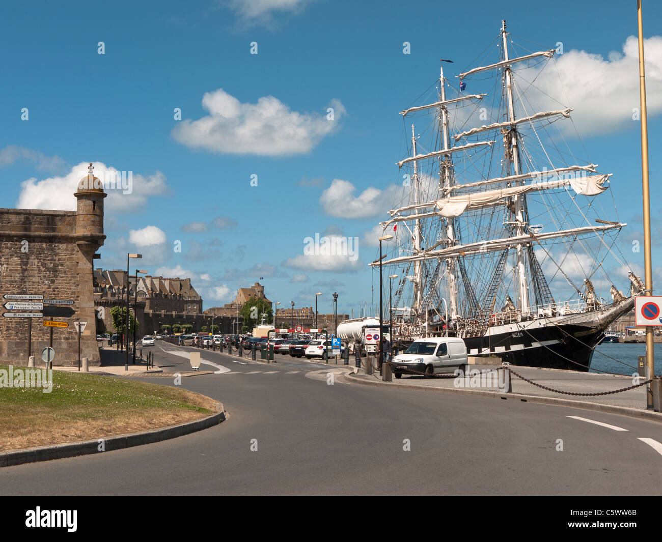 Der Hafen von Saint-Malo Frankreich mit Mottenhalle an seinen Liegeplatz Stockfoto