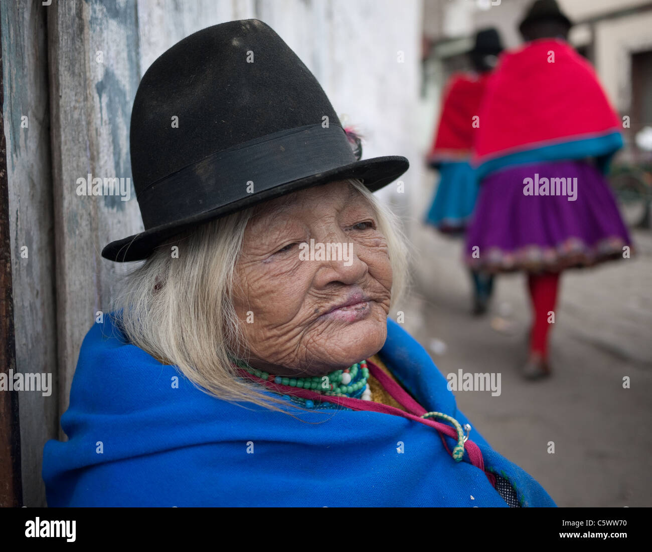 Ältere einheimische Frau in traditioneller Kleidung. Stockfoto