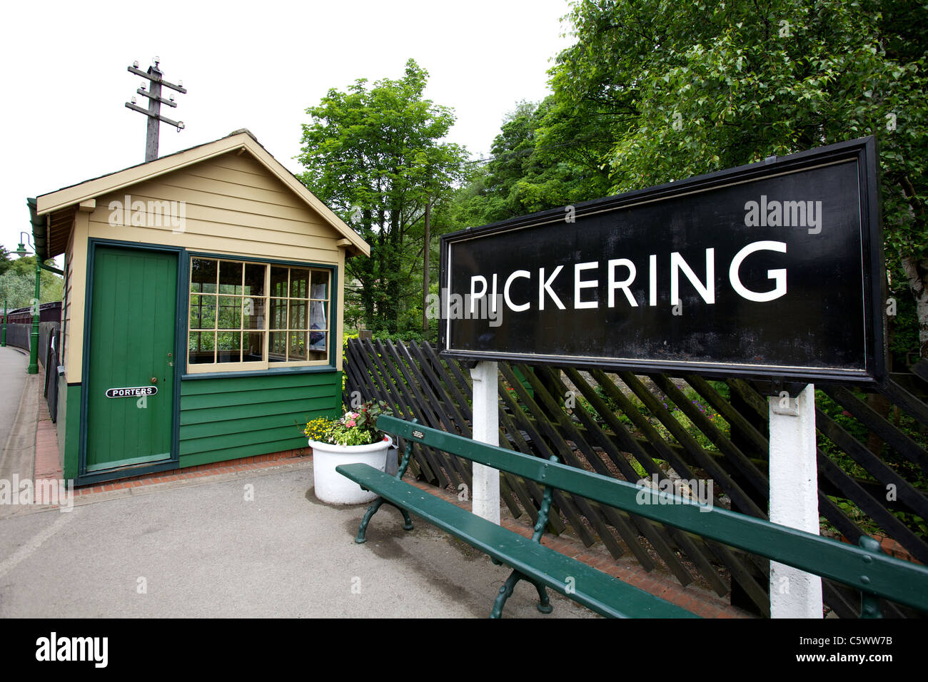 Pickering-Bahnhof-Zeichen auf der Plattform neben der Pförtnerloge, North Yorkshire Stockfoto