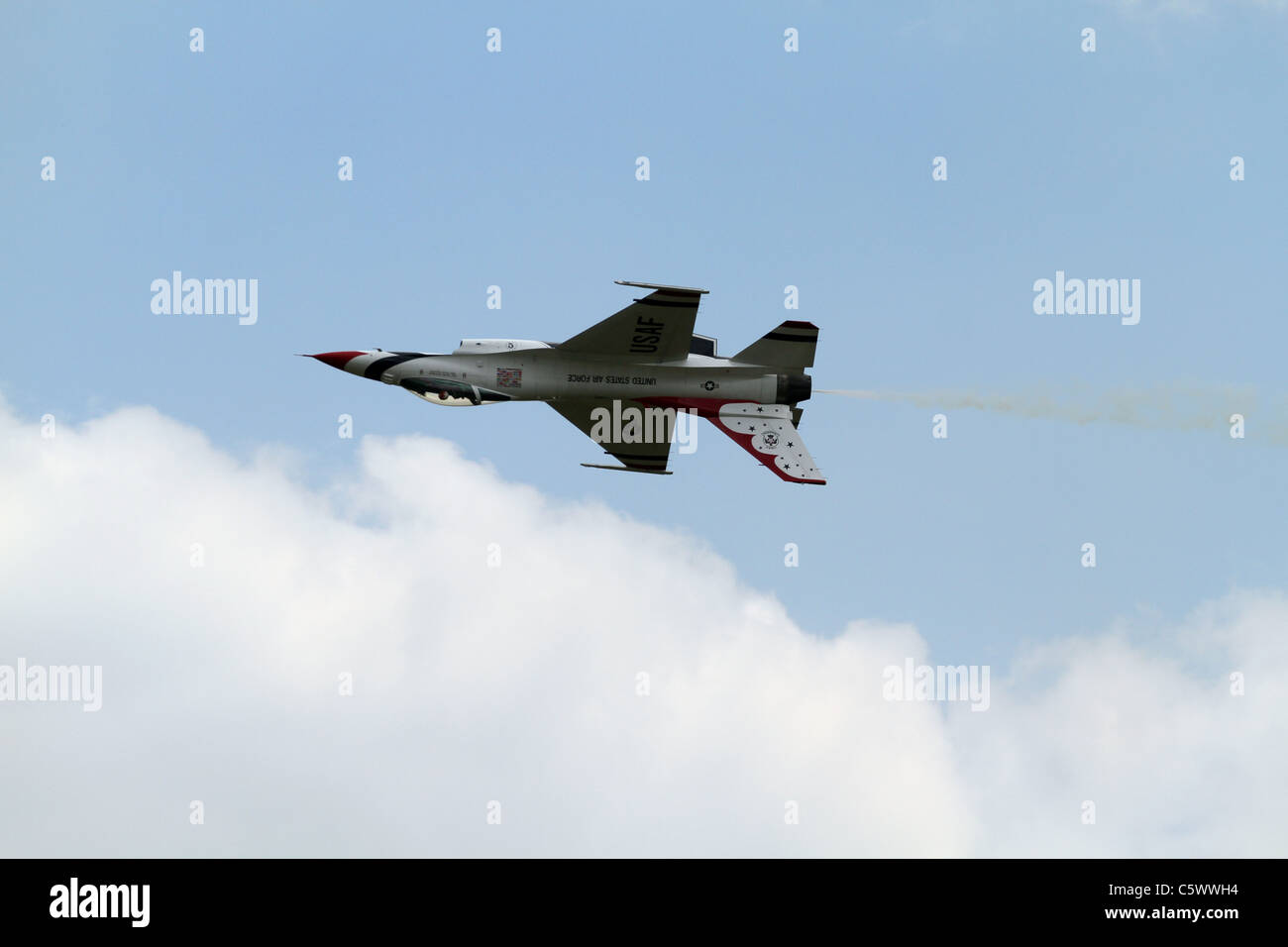 1 F - 16C DÜSENJÄGER US AIR FORCE THUNDERBIRDS DISPLAY TEAM 3. Juli 2011 Stockfoto