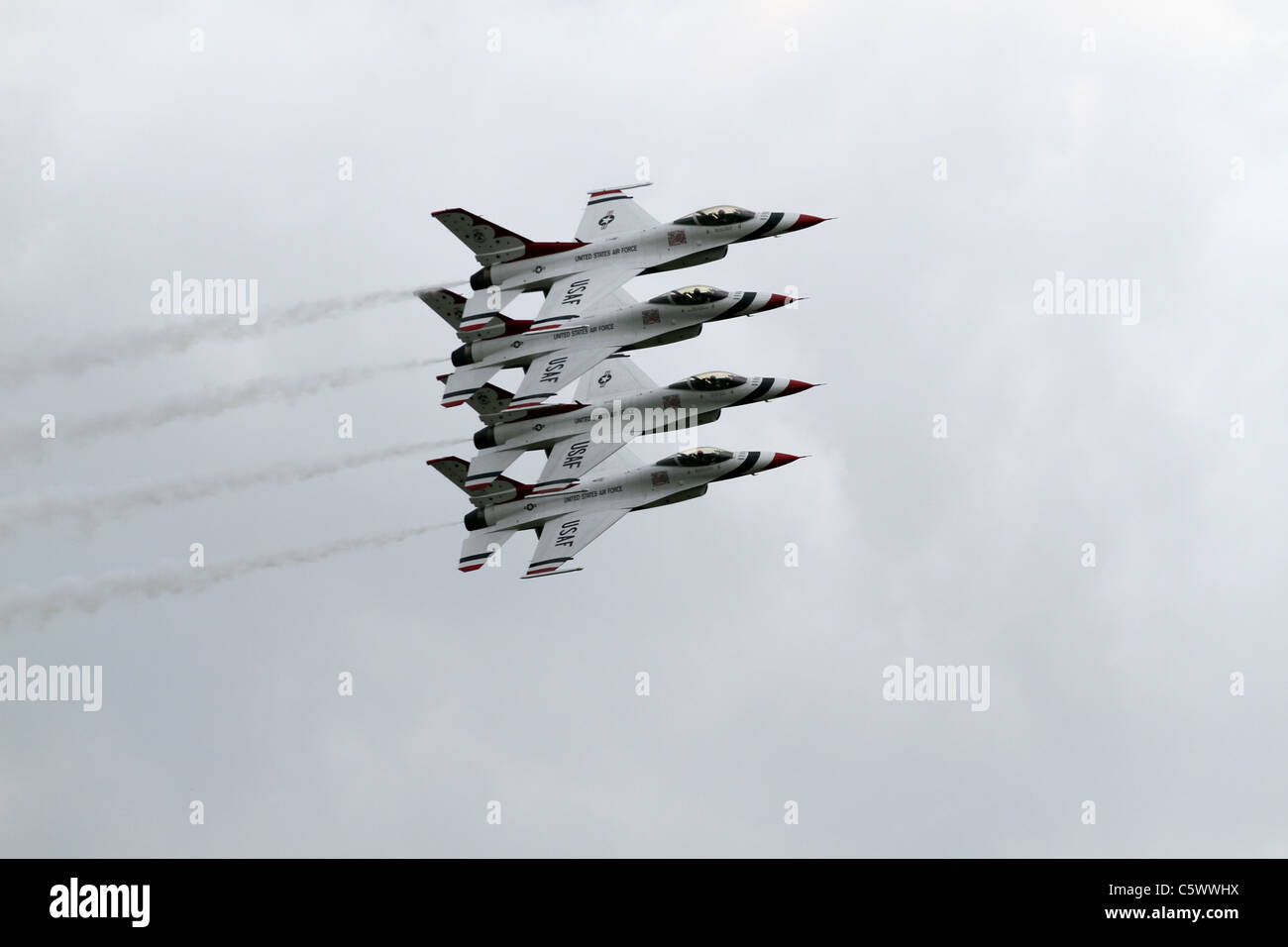 4 F - 16C-Kampfjets, die US AIR FORCE THUNDERBIRDS anzeigen TEAM 3. Juli 2011 Stockfoto