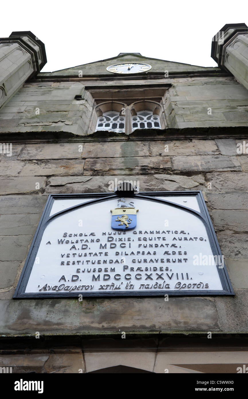 Die Dixie-Gymnasium-Schild am Market Bosworth Marktstadt in Leicestershire, England Uk Stockfoto