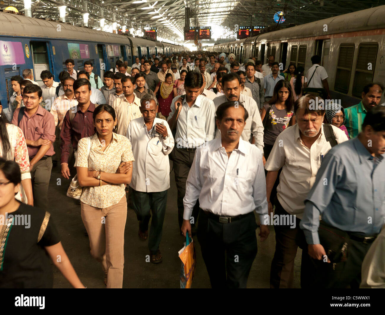 Menschen, die Ankunft von Zügen am Chhatrapati Shivaji Terminus Bahnhof vorher genannt Victoria Terminus in Mumbai Indien Stockfoto