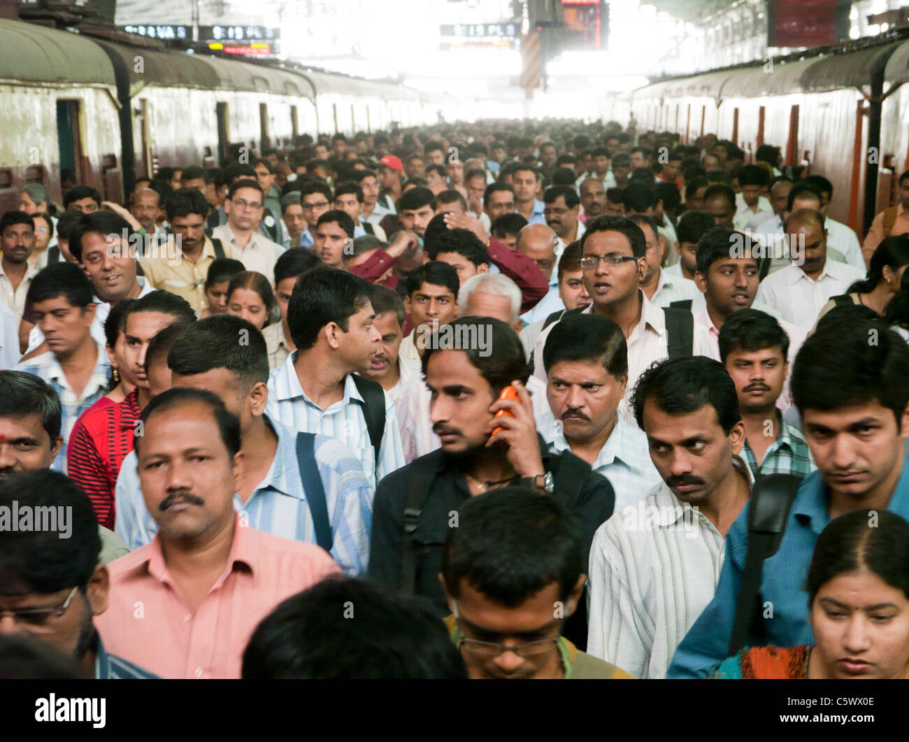 Menschen am Chhatrapati Shivaji Terminus Bahnhof vorher genannt Victoria Terminus in Mumbai Indien Stockfoto