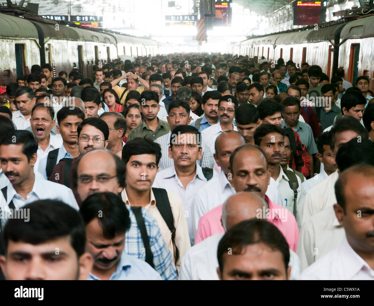 Menschen am Chhatrapati Shivaji Terminus Bahnhof vorher genannt Victoria Terminus in Mumbai Indien Stockfoto