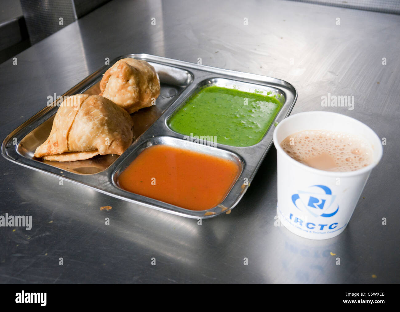 Indisches Frühstück aus IRCTC Eisenbahn Kantine in Indien Stockfoto