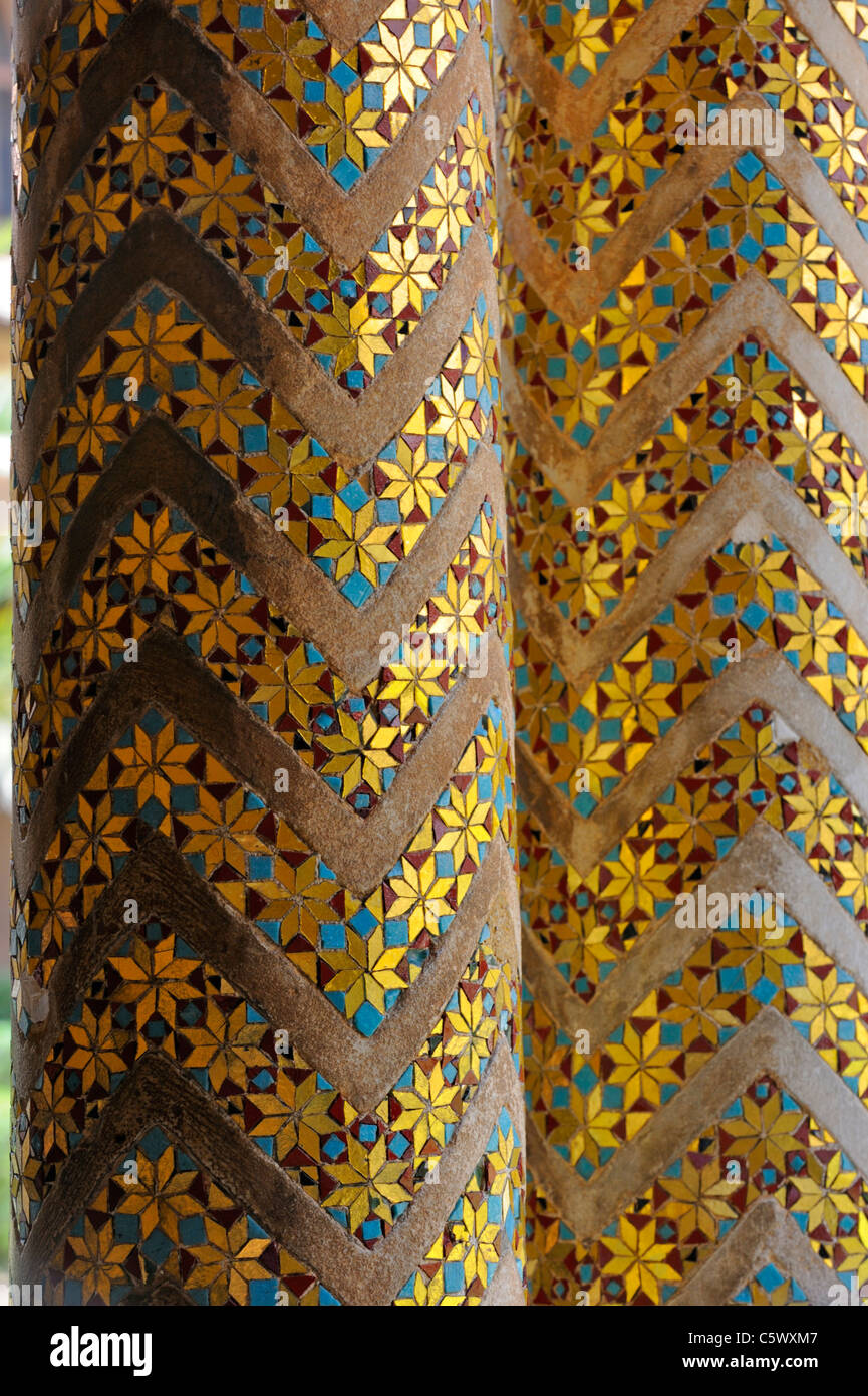 Ein paar Säulen mit reich vergoldeten Mosaik-Einsätze im Kreuzgang in Monreale Stockfoto