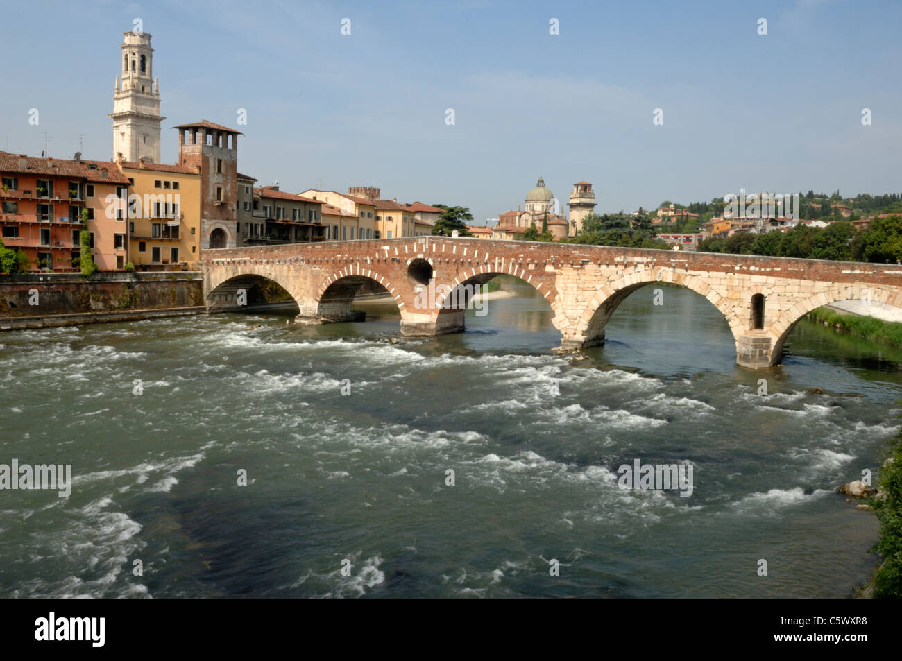 Der Glockenturm des Doms und Ponte Pietra auf Fiume Adige in Verona Stockfoto
