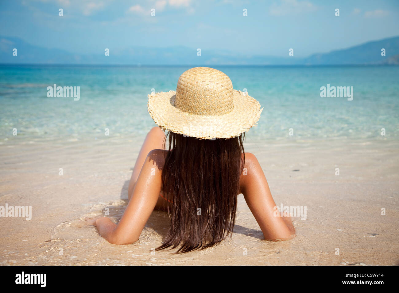 junge hübsche Frau, Sonnenbaden Stockfoto