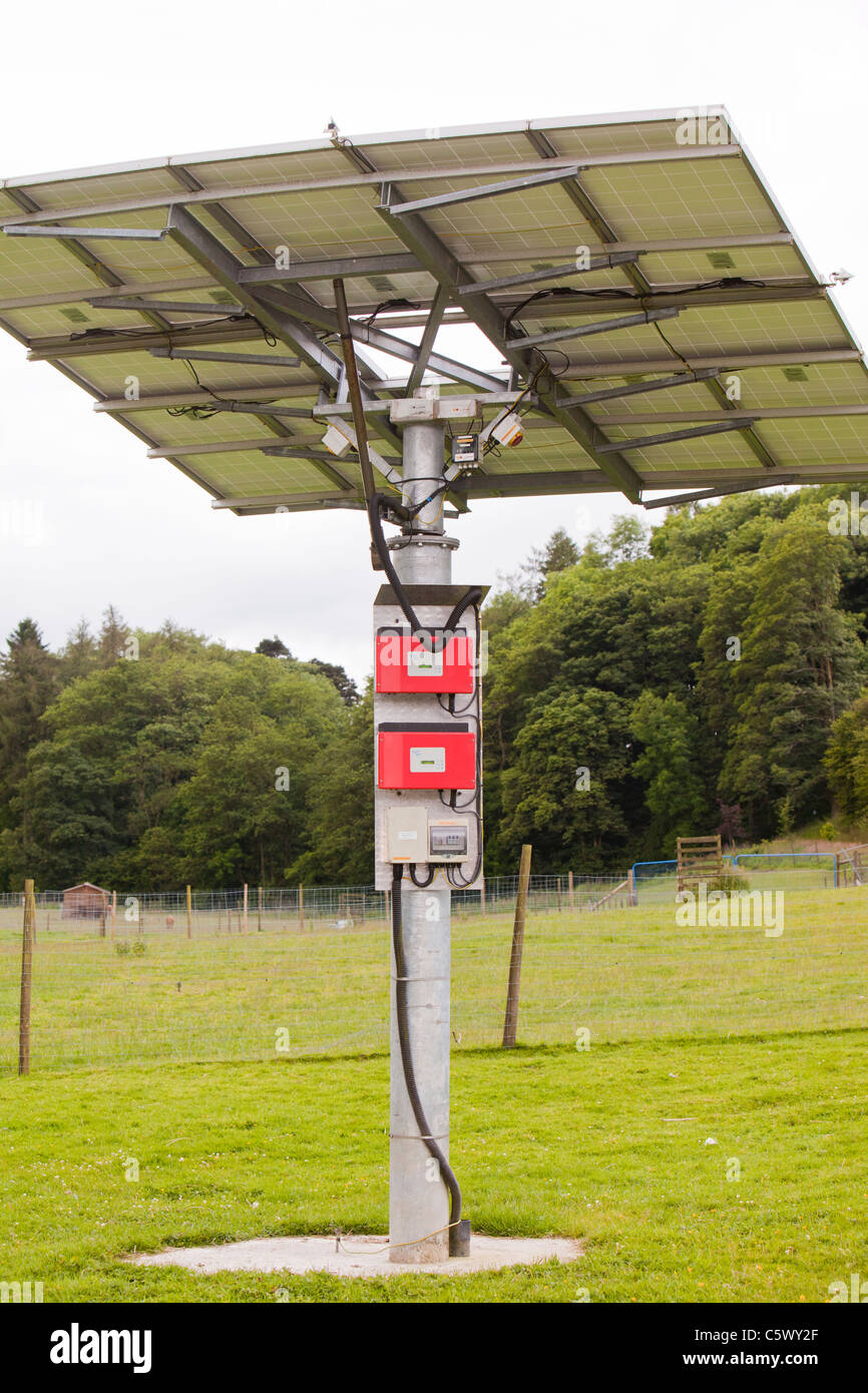 Ein Tracking-solar Photovoltaik-Panel-System auf das aus Gitter, Bowland Wild Boar Park im Bowland, Lancashire, UK. Stockfoto