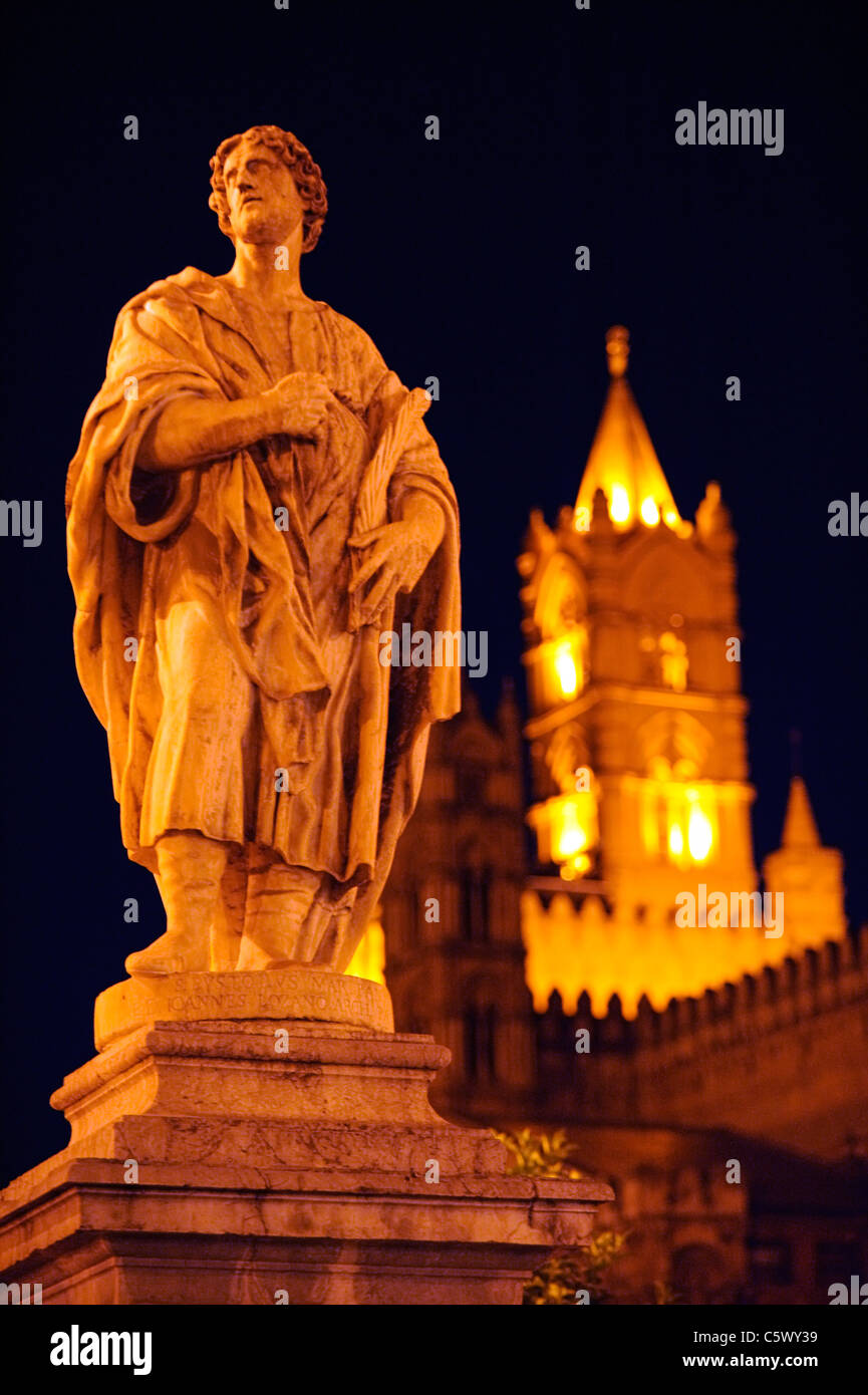 Eine Statue von St Eustatius und Palermo Kathedrale bei Nacht mit Flutlicht Stockfoto