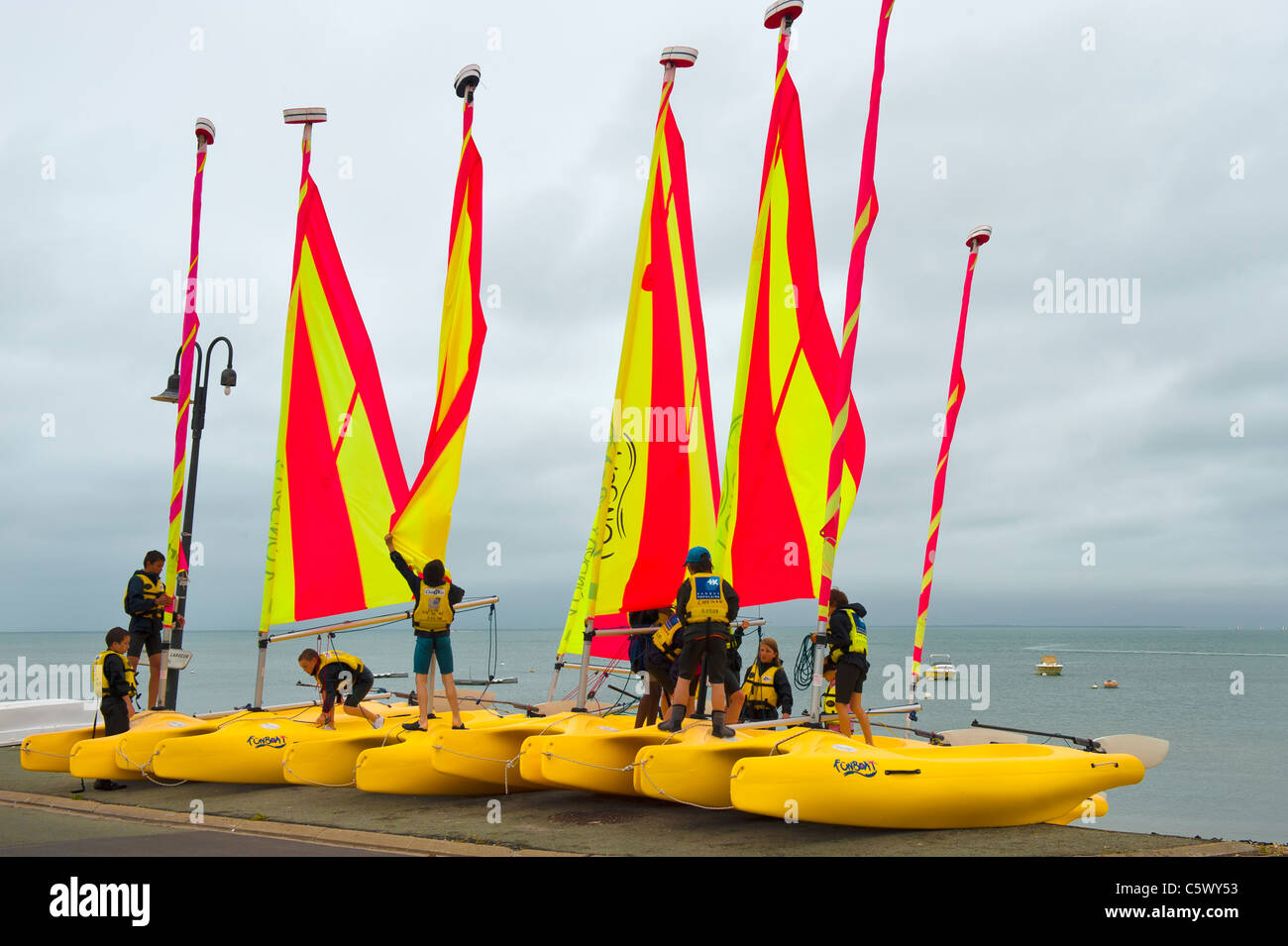 Kinder, die teilnehmen an eine Segelschule, La Flotte, Ile de Ré, Frankreich Stockfoto