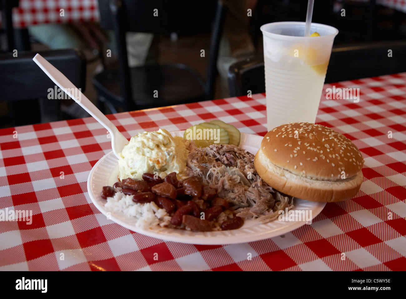 gezogen Schweinefleisch Bbq Platte am Café-Tisch Lynchburg, Tennessee, usa Stockfoto