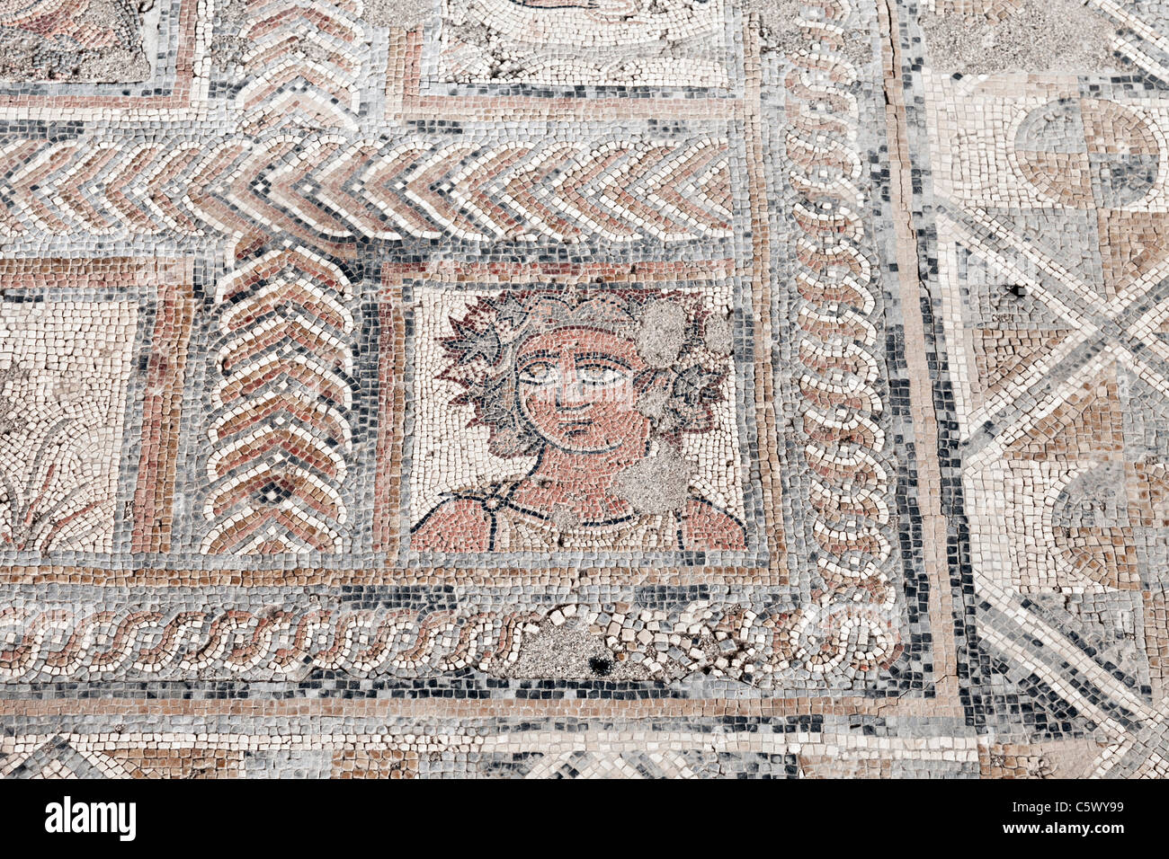 Römisches Mosaik Darstellung der Herbst-Saison (Herbst) in der römischen Stadt Conimbriga, der am besten erhaltenen römischen Ruinen in Portugal. Stockfoto