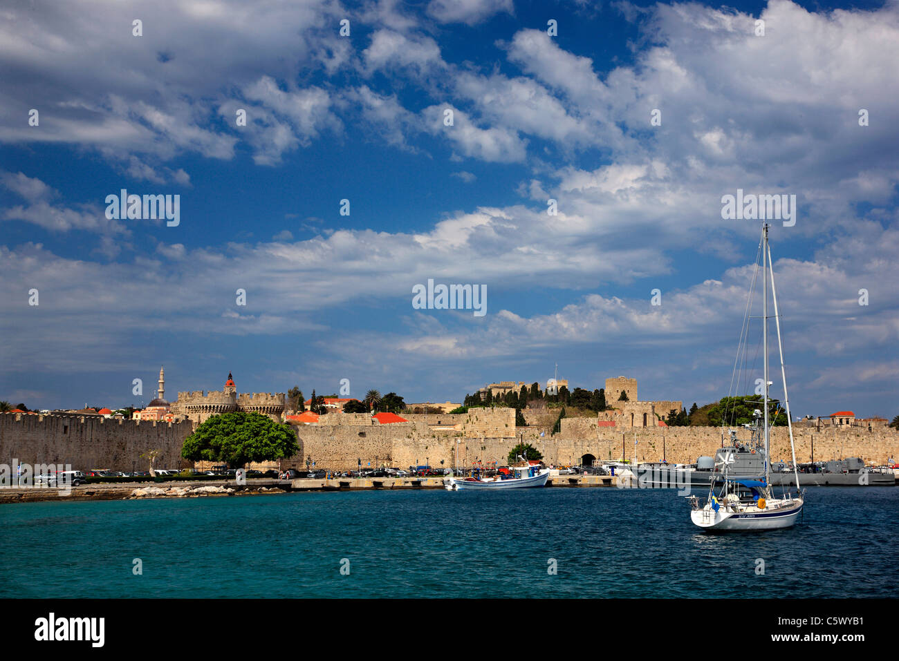 Die Wände am Meer, am Sahtouri Küste, der mittelalterlichen Stadt von Rhodos (Weltkulturerbe der UNESCO), Griechenland Stockfoto