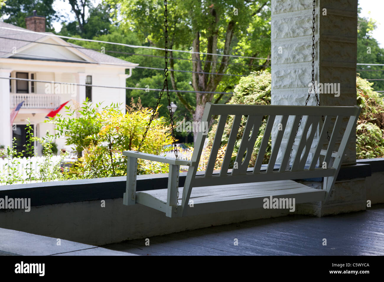 weiße Holzbank Sitz hängen auf der Veranda eines traditionellen südlichen Hauses in Lynchburg, Tennessee, usa Stockfoto
