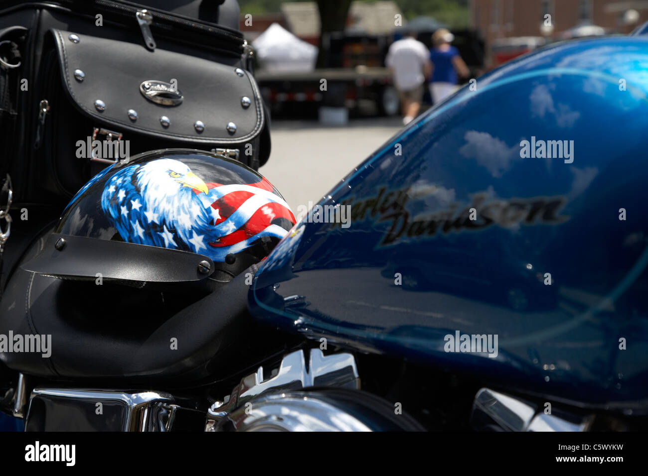 American Eagle gemalt Helm auf dem Sitz ein Harley Davidson Motorrad Lynchburg Tennessee USA Stockfoto