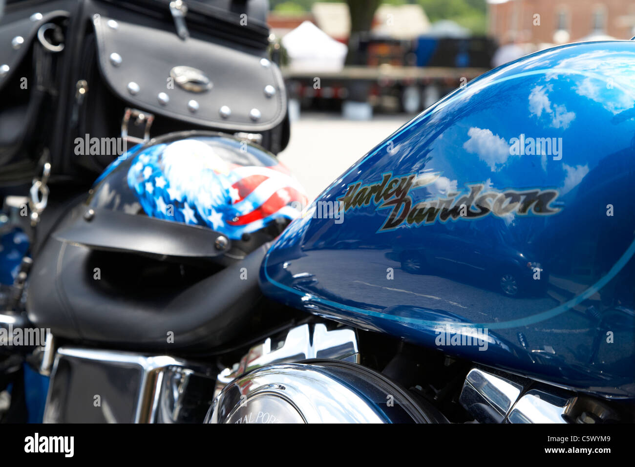 American Eagle gemalt Helm auf dem Sitz ein Harley Davidson Motorrad Lynchburg Tennessee USA Stockfoto