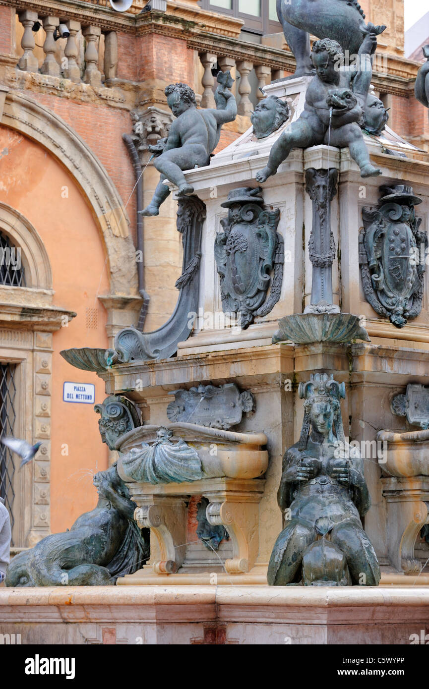Fontana del Nettuno oder "Neptunes Brunnen" am Piazza del Nettuno in Bologna Stockfoto